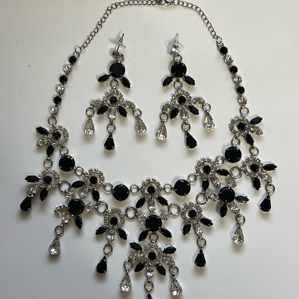 Elegant Black and Silver Jewelry Set